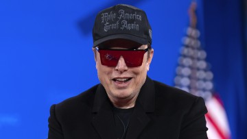 Elon Musk mit MAGA-Basecap vor der US-Flagge