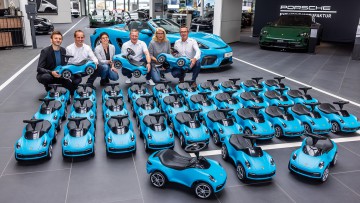 Über die Spende zum Weltkindertag freuen sich (v.l.): Tobias Stein (SOS Kinderdorf Dortmund), Thomas Josephs (Porsche Zentrum Dortmund), Anika Bröcking (KiTa Flohzirkus e.V.), Karsten Fischer (Porsche Zentrum Soest), Claudia Tüns (Katholischer Kindergart