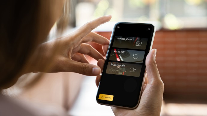 Blick auf Smartphone-Display mit Tool zur Fahrzeugübergabe