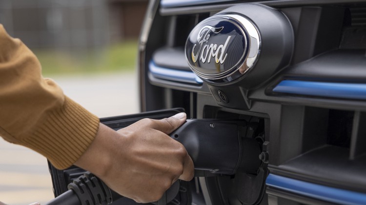 Ford-Elektroauto mit Ladestecker