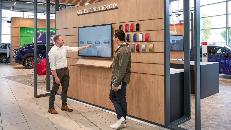 Toyota Showroom-Konzept 2024 Kunde und Verkäufer im Gespräch